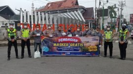 Ketua SMSI Kerinci-Sungai Penuh bersama Satlantas Polres Kerinci dan RRI Sungai Penuh membagikan masker gratis kepada pengendara di Kota Sungai Penuh, Kamis (10/9/2026).