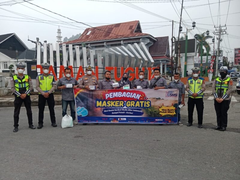Ketua SMSI Kerinci-Sungai Penuh bersama Satlantas Polres Kerinci dan RRI Sungai Penuh membagikan masker gratis kepada pengendara di Kota Sungai Penuh, Kamis (10/9/2026).