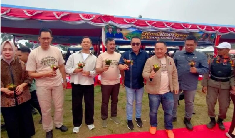 Wali Kota Sungai Penuh Alfin menghadiri pembukaan Festival Kopi Kerinci Tanah Surga 2026 di Kayu Aro.(Foto : Diskominfosta Sungai Penuh)