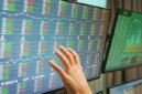 IHSG kembali melemah pada perdagangan Jumat (18/9), sementara investor asing mencatat net sell Rp1,79 triliun.