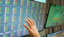 IHSG kembali melemah pada perdagangan Jumat (18/9), sementara investor asing mencatat net sell Rp1,79 triliun.