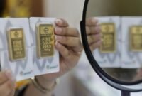 Harga emas Antam turun pada perdagangan Senin (21/9).(FOTO:CNN Indonesia/Safir Makki).