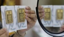 Harga emas Antam turun pada perdagangan Senin (21/9).(FOTO:CNN Indonesia/Safir Makki).