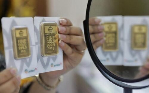 Harga emas Antam turun pada perdagangan Senin (21/9).(FOTO:CNN Indonesia/Safir Makki).