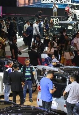 BEV Melonjak, Penjualan Mobil Bensin Agustus Menurun