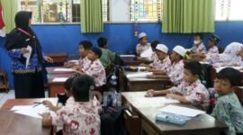 Guru PPPK penuh waktu menanti kepastian aturan pengangkatan menjadi PNS.(Foto: Ricardo/dok.JPNN.com)