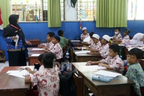 Guru PPPK penuh waktu menanti kepastian aturan pengangkatan menjadi PNS.(Foto: Ricardo/dok.JPNN.com)