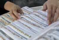 Emas batangan gramasi kecil semakin diminati Gen Z dan milenial di tengah perubahan daya beli masyarakat.(Foto : Ilustrasi. Perhiasan CNN Indonesia/Safir Makki)