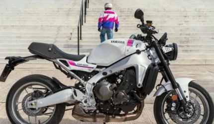 Yamaha XSR900 2027 warna Neon White dengan desain retro terinspirasi motor balap YZF750R 1993.