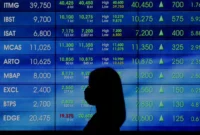 IHSG merosot tajam setelah MSCI membuka konsultasi perubahan status pasar Indonesia dari emerging market menjadi standalone market.(Foto : Liputan6.com/Angga Yuniar)