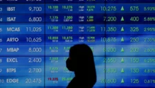 IHSG merosot tajam setelah MSCI membuka konsultasi perubahan status pasar Indonesia dari emerging market menjadi standalone market.(Foto : Liputan6.com/Angga Yuniar)