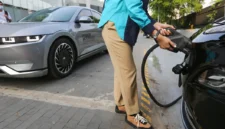 Pemilik mengisi daya mobil listrik menggunakan perangkat pengisian daya di rumah.(Foto : Liputan6.com/Fery Pradolo)