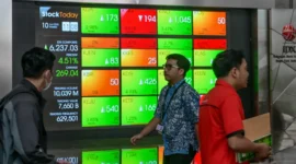IHSG menguat 4,9% selama perdagangan 19–23 Oktober 2026, dengan TRUK mencatat kenaikan saham tertinggi.(Foto : BAY ISMOYO/AFP)