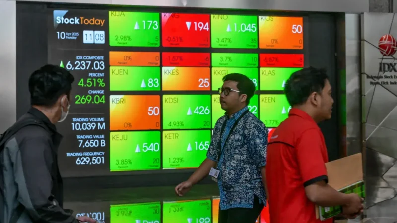 IHSG menguat 4,9% selama perdagangan 19–23 Oktober 2026, dengan TRUK mencatat kenaikan saham tertinggi.(Foto : BAY ISMOYO/AFP)