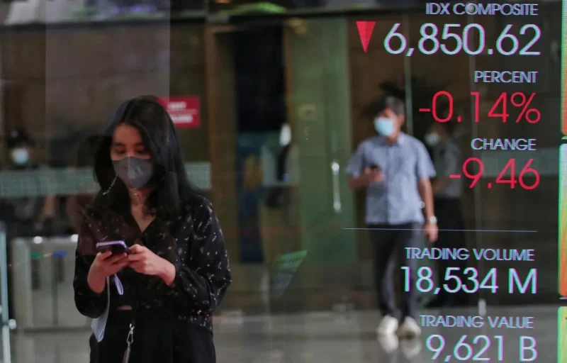 IHSG melemah pada perdagangan Rabu (28/10/2026), sementara saham BBCA dan ANTM menguat.(Foto : Liputan6.com/Angga Yuniar)