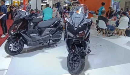 Motor listrik Yadea GT80 dengan baterai ganda untuk jarak tempuh hingga 190 km.