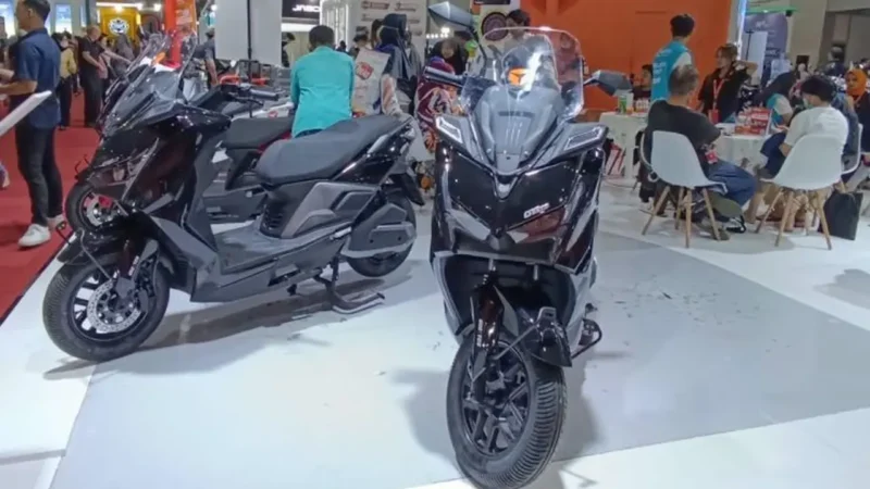 Yadea GT80 mengandalkan baterai ganda untuk mengejar jarak tempuh lebih dari 180 km dalam sekali pengisian daya.(Foto : Ist)