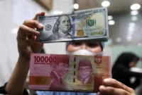 Rupiah masih menghadapi tekanan akibat penguatan dolar AS dan kenaikan imbal hasil US Treasury.
