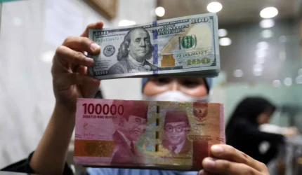Nilai tukar rupiah terhadap dolar AS melemah di tengah penguatan dolar Amerika Serikat.
