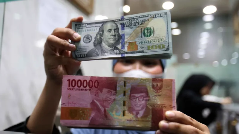 Rupiah masih menghadapi tekanan akibat penguatan dolar AS dan kenaikan imbal hasil US Treasury.