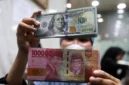 Rupiah melemah ke Rp18.033 per dolar AS di tengah sentimen pasar dan kebijakan suku bunga Bank Indonesia.(Foto : Kapanlagi.com/Budy Santoso)