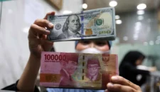 Rupiah melemah ke Rp18.033 per dolar AS di tengah sentimen pasar dan kebijakan suku bunga Bank Indonesia.(Foto : Kapanlagi.com/Budy Santoso)