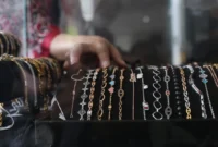 Daftar harga emas perhiasan di Raja Emas dan Laku Emas pada Selasa, 20 Oktober 2026.(Foto : Liputan6.com/Angga Yuniar)