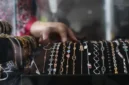 Harga emas Antam turun Rp20.000 menjadi Rp2.574.000 per gram pada Selasa (13/10/2026).(Liputan6.com/Angga Yuniar)
