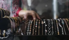 Harga emas Antam turun Rp20.000 menjadi Rp2.574.000 per gram pada Selasa (13/10/2026).(Liputan6.com/Angga Yuniar)