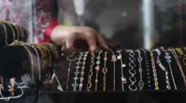 Harga emas Antam turun Rp20.000 menjadi Rp2.574.000 per gram pada Selasa (13/10/2026).(Liputan6.com/Angga Yuniar)