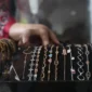 Harga emas Antam turun Rp20.000 menjadi Rp2.574.000 per gram pada Selasa (13/10/2026).(Liputan6.com/Angga Yuniar)