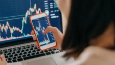 IHSG melemah, investor ritel menghadapi kerugian dan mengevaluasi strategi investasi.