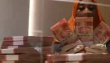 Rupiah melemah terhadap dolar AS pada perdagangan Selasa (13/10/2026) seiring meningkatnya tekanan geopolitik dan kenaikan harga minyak dunia.(Foto : Liputan6.com/Angga Yuniar)