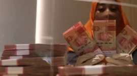 Rupiah melemah terhadap dolar AS pada perdagangan Selasa (13/10/2026) seiring meningkatnya tekanan geopolitik dan kenaikan harga minyak dunia.(Foto : Liputan6.com/Angga Yuniar)