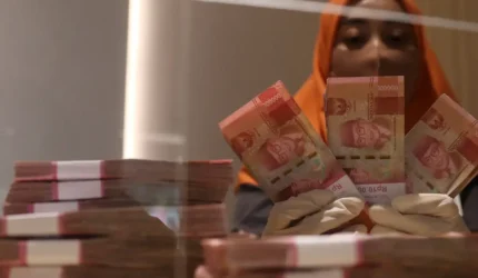 Nilai tukar rupiah terhadap dolar AS melemah di tengah kenaikan harga minyak dunia dan ketegangan geopolitik.