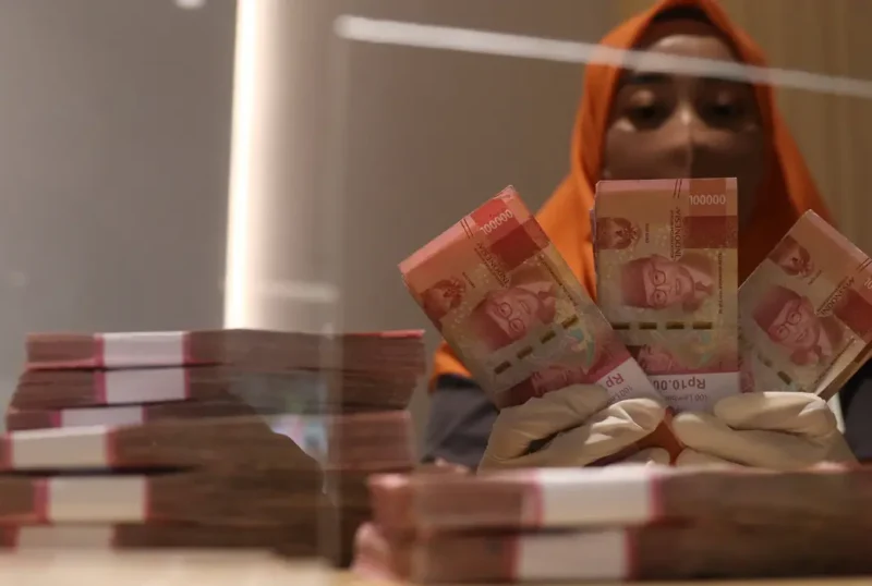 Rupiah melemah terhadap dolar AS pada perdagangan Selasa (13/10/2026) seiring meningkatnya tekanan geopolitik dan kenaikan harga minyak dunia.(Foto : Liputan6.com/Angga Yuniar)