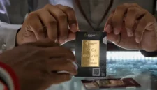 Daftar harga emas 24 karat dari Antam, Pegadaian, dan Hartadinata Abadi, Jumat (23/10/2026).(foto : Liputan6.com/Angga Yuniar)