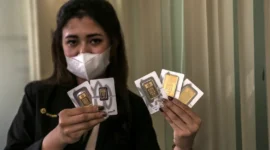 Harga emas Antam ukuran 1 gram mencapai Rp2.592.000 pada Sabtu (10/10/2026), naik Rp12.000 dibandingkan awal pekan.(Foto : Liputan6.com/Johan Tallo)