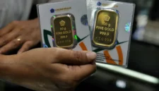 Harga emas Antam turun Rp 13.000 per gram pada Jumat (30/10/2026).(Foto : Liputan6.com/Johan Tallo)