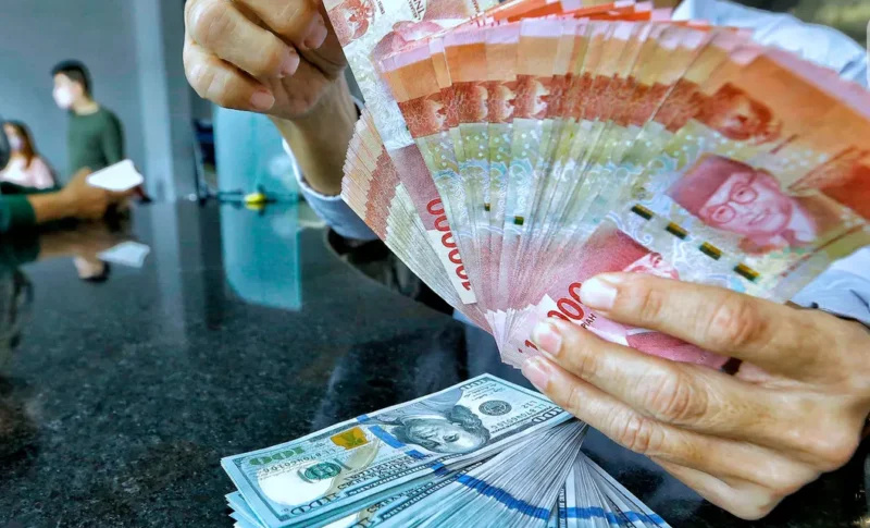 Rupiah melemah terhadap dolar AS di tengah tekanan pasar domestik dan ketegangan geopolitik global.(Foto : Liputan6.com/Angga Yuniar)