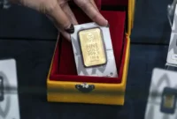 Harga emas batangan Antam naik Rp7.000 menjadi Rp2.572.000 per gram pada Sabtu, 17 Oktober 2026.(Foto : Liputan6.com/Johan Tallo)