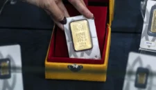 Harga emas batangan Antam naik Rp7.000 menjadi Rp2.572.000 per gram pada Sabtu, 17 Oktober 2026.(Foto : Liputan6.com/Johan Tallo)