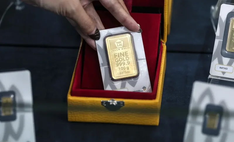Harga emas batangan Antam naik Rp7.000 menjadi Rp2.572.000 per gram pada Sabtu, 17 Oktober 2026.(Foto : Liputan6.com/Johan Tallo)