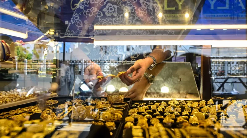 Daftar harga emas perhiasan Raja Emas dan Laku Emas, Rabu 28 Oktober 2026.(Foto : CHAIDEER MAHYUDDIN/AFP)