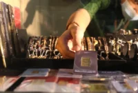 Harga emas Antam turun Rp 10.000 per gram, sedangkan harga buyback mencapai Rp 2.379.000 per gram.(Foto : Liputan6.com/Angga Yuniar)