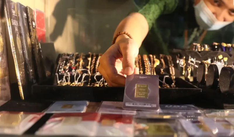 Harga emas Antam turun Rp 10.000 per gram, sedangkan harga buyback mencapai Rp 2.379.000 per gram.(Foto : Liputan6.com/Angga Yuniar)