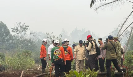 Prabowo dan Petugas gabungan meninjau lokasi kebakaran hutan dan lahan di tengah kepulan asap.