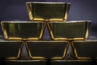 Harga emas dunia terkoreksi saat investor mencermati peluang kenaikan suku bunga AS.(Foto: DAVID GRAY | AFP)