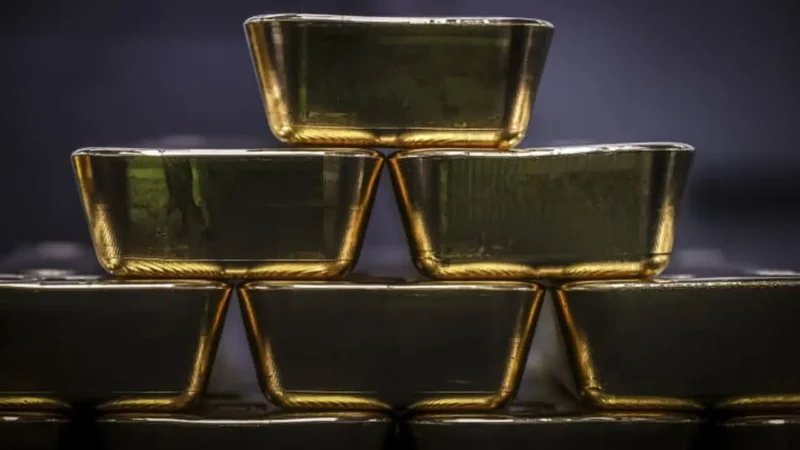 Harga emas dunia terkoreksi saat investor mencermati peluang kenaikan suku bunga AS.(Foto: DAVID GRAY | AFP)