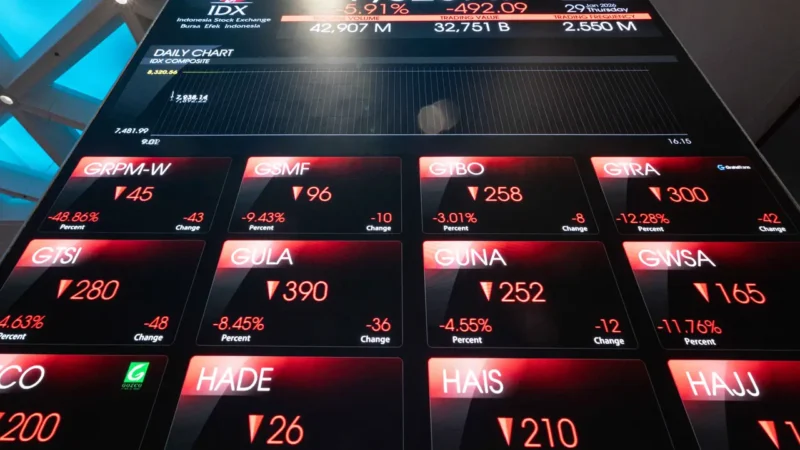 IHSG melemah 2,64% pada sesi pertama di tengah tekanan pasar saham dan arus keluar dana investor asing.(Foto : YASUYOSHI CHIBA/AFP)